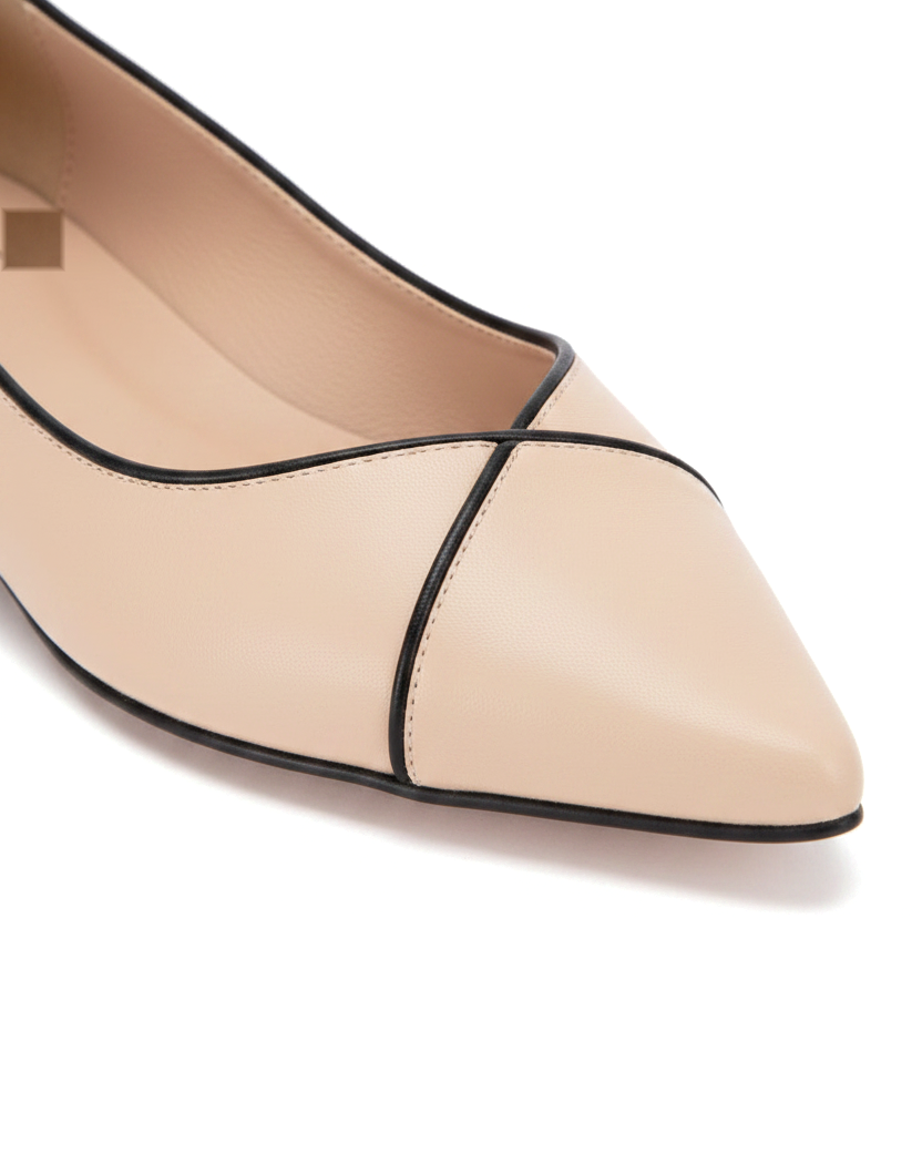 Nahaufnahme der schwarzen Kontrastpaspelierung der beige Lederballerinas Ariri von Mangara Atelier – SKU 103NVVA