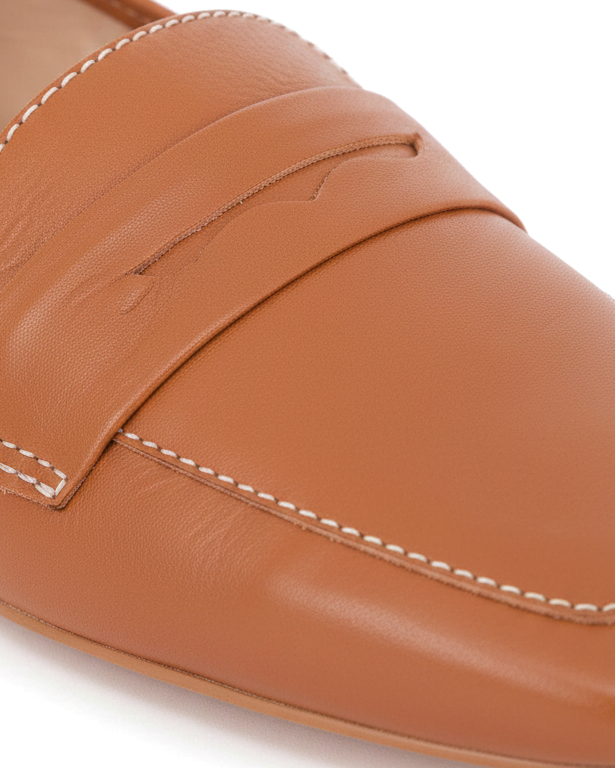 Detailaufnahme der karamellfarbenen Leder-Loafer Mangará Cipó: weiße Kontrastnähte, gewellter Penny-Schlitz und Schürzennaht – SKU 201NVCA