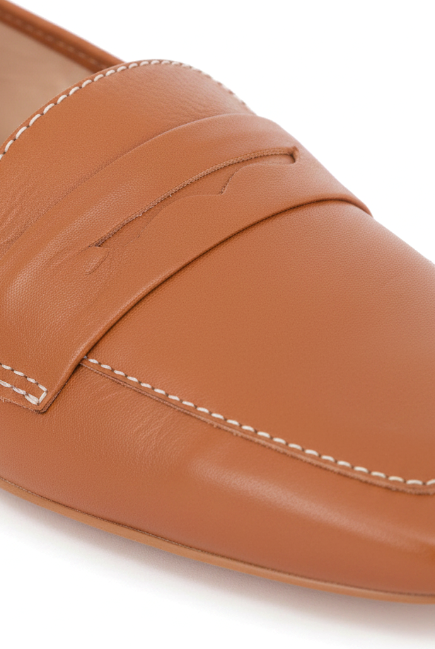Close-up detail of Mangará Cipó caramel leather loafers: white contrast stitching, wavy penny slot and apron seam – SKU 201NVCA