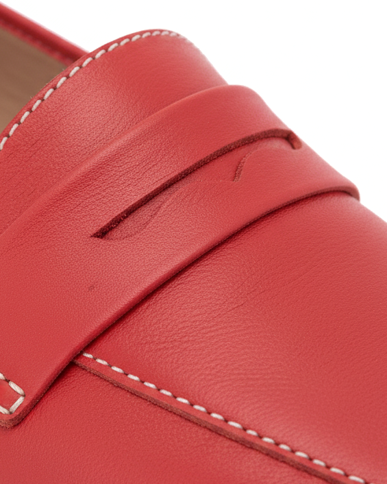Makrodetail der roten Leder-Slipper von Mangará Cipó: Penny-Riemen mit gewelltem Schlitz und weißen Kontrastnähten – SKU 201NVCE