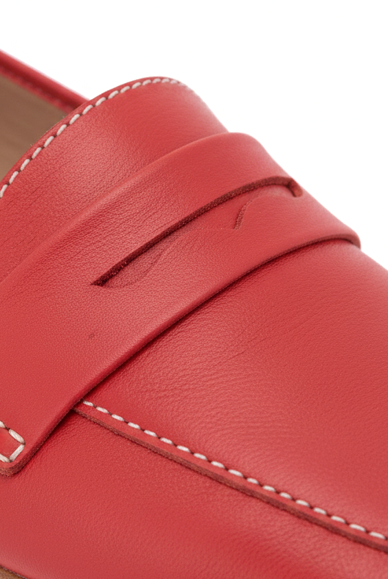 Macro detail of Mangará Cipó red leather loafers: penny strap with wavy slot and white contrast topstitching – SKU 201NVCE