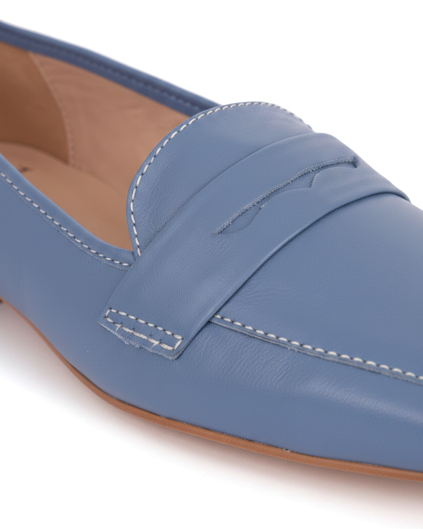 Detailaufnahme der blauen Leder-Slipper Mangará Cipó: weiße Kontrastnähte, gewellter Penny-Schlitz und natürlicher Sohlenrand – SKU 201NVMA