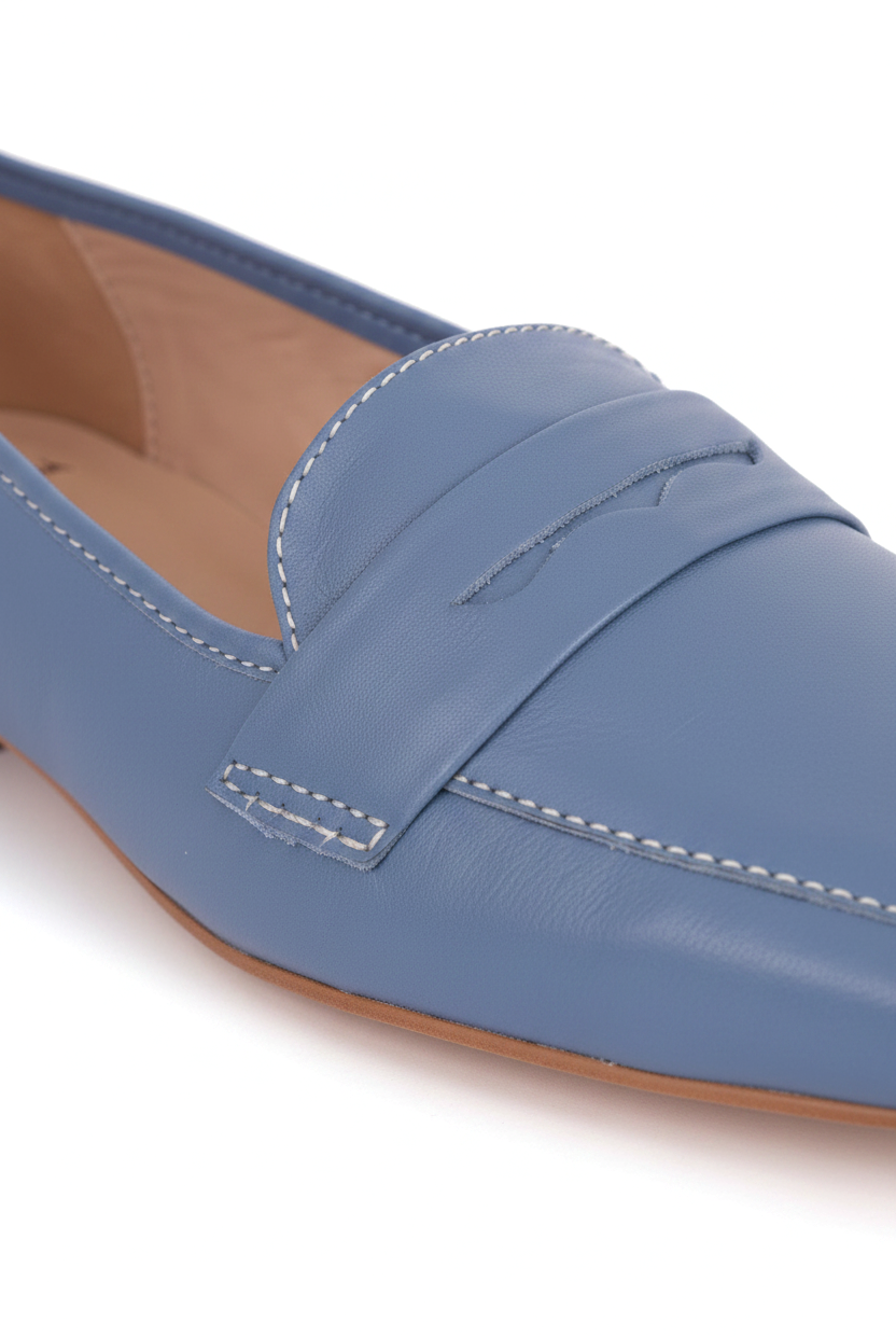 Close-up detail of Mangará Cipó blue leather loafers: white contrast stitching, wavy penny slot and natural sole edge – SKU 201NVMA