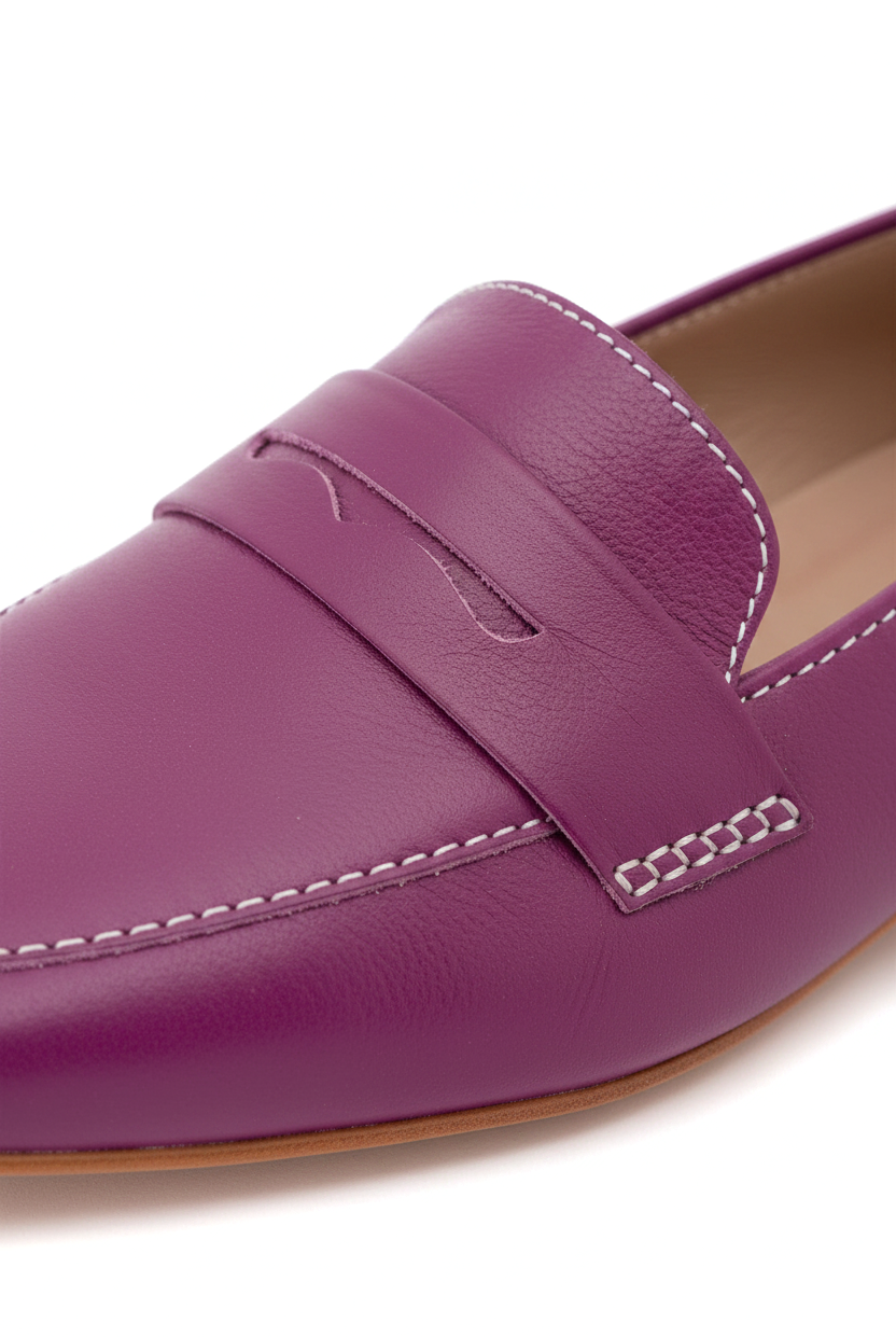 Macro detail of Mangará Cipó magenta leather loafers: penny strap with wavy slot and white contrast topstitching – SKU 201NVME