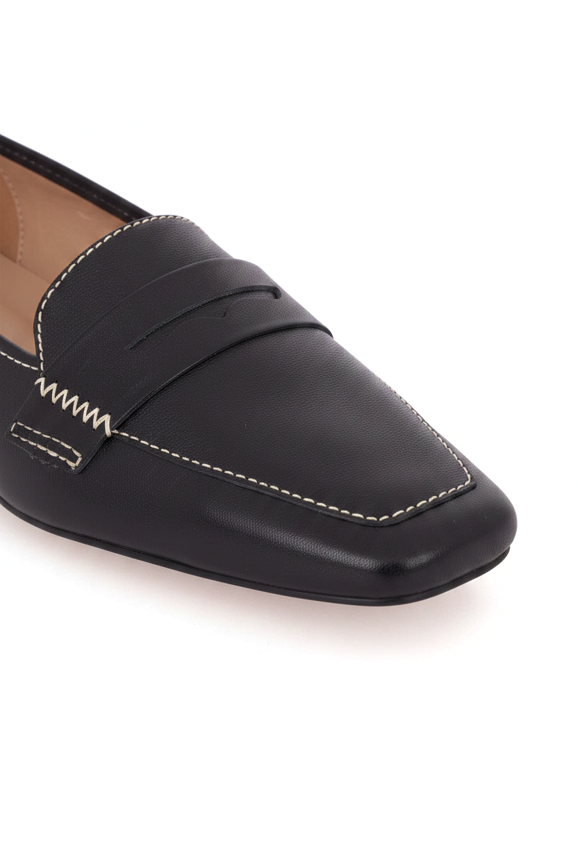 Close-up detail of Mangará Cipó black leather loafers: ecru contrast stitching, zigzag strap finish and wavy penny slot – SKU 201NVPR