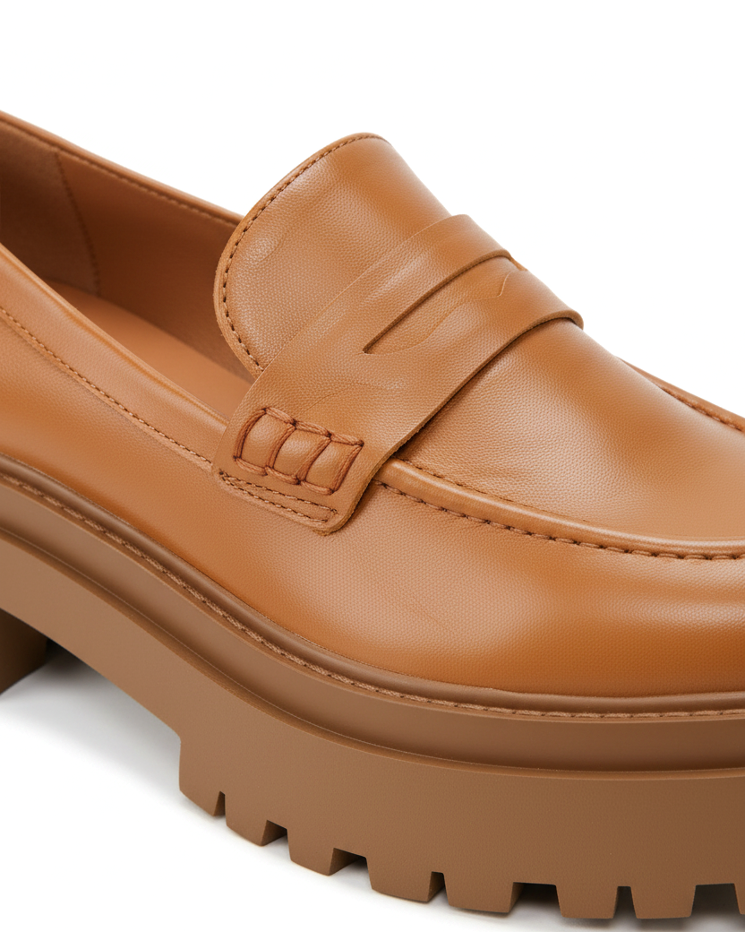 Nahaufnahme des Schlüssellochs mit Penny-Riemen und der Profilsohle der karamellfarbenen Leder-Loafer von Mangara Atelier Carvalho – SKU 222A0342
