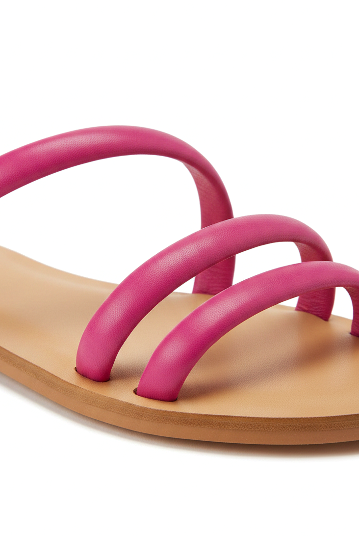 Close-up of the rounded tubular leather straps and natural leather footbed on the Mangará Cacau pink slide