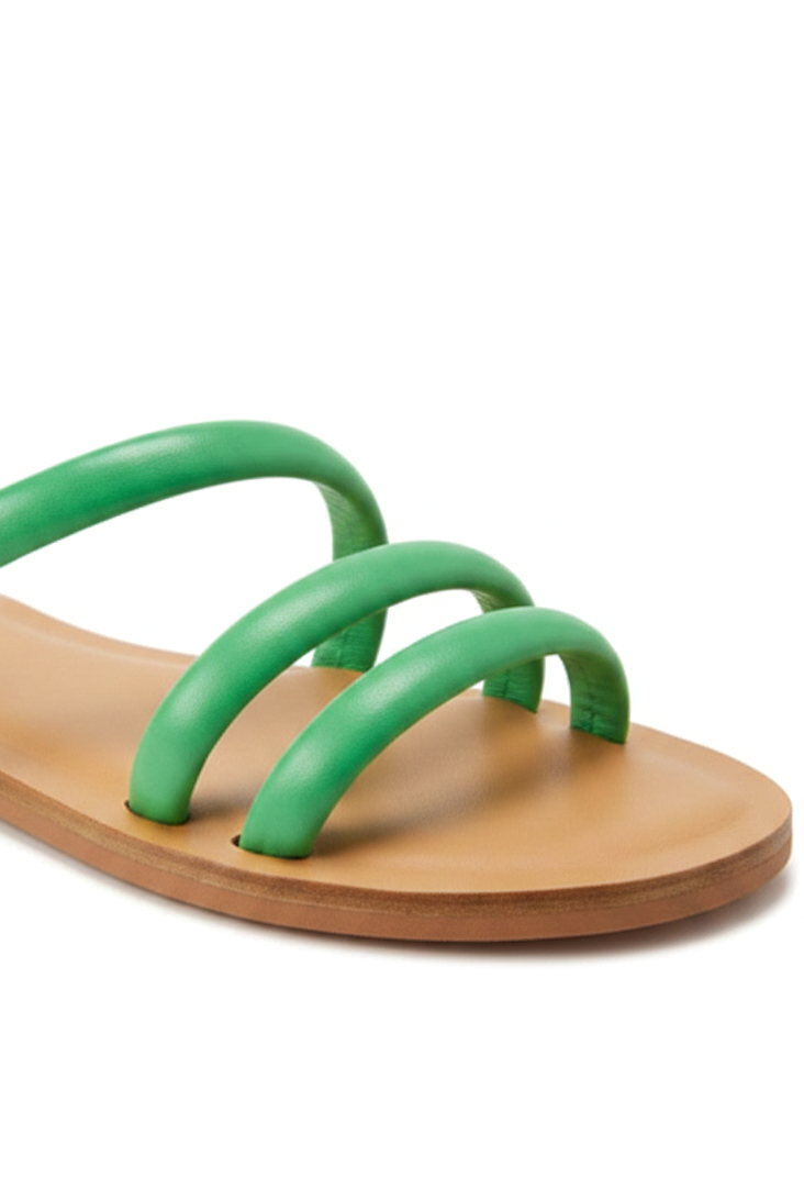Close-up of the rounded tubular leather straps and natural leather footbed on the Mangará Cacau green slide