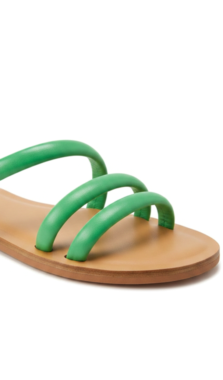 Close-up of the rounded tubular leather straps and natural leather footbed on the Mangará Cacau green slide