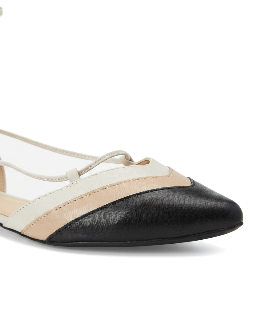 Nahaufnahme der diagonalen Farbblockbahnen und Nähte auf beige und schwarzen Leder-Flats von Mangara Atelier Cereja – SKU 222E0602