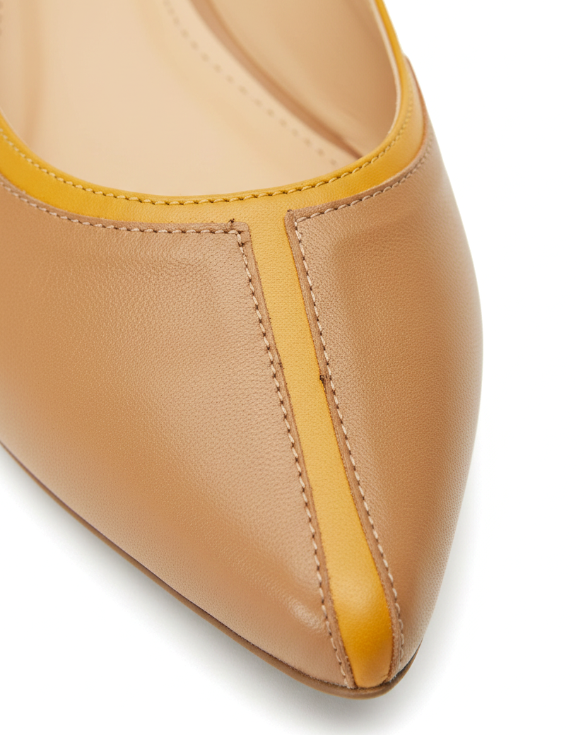 Makrodetail der Karamell-Ballerinas Mangará Pitanga: senffarbener Lederbesatz entlang der Oberlinie und der spitzen Zehenpartie – SKU 222E0619