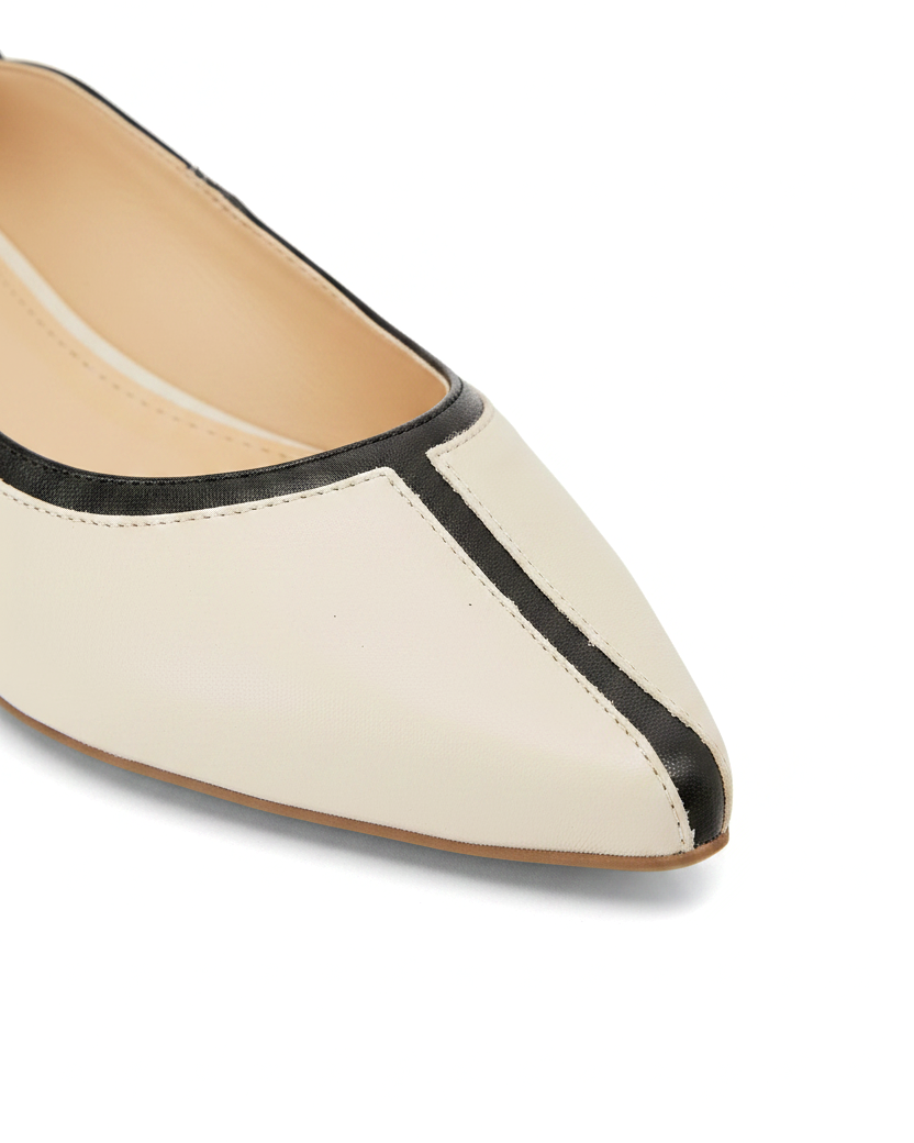 Makrodetail der elfenbeinfarbenen Ballerinas Mangará Pitanga: schwarzer Lederbesatz entlang der Oberlinie und Mittelstreifen bis zur spitzen Spitze – SKU 222E0625
