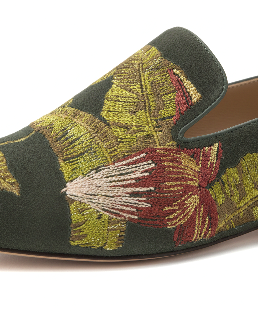 Nahaufnahme der Handstickerei auf Mangara Atelier Canela Green Wildleder Loafers – SKU 222F0256
