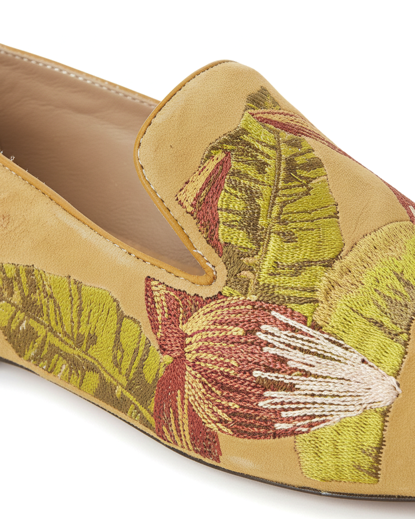Nahaufnahme der Handstickerei auf den gelben Wildleder-Slippern Mangara Atelier Canela – SKU 222F0257
