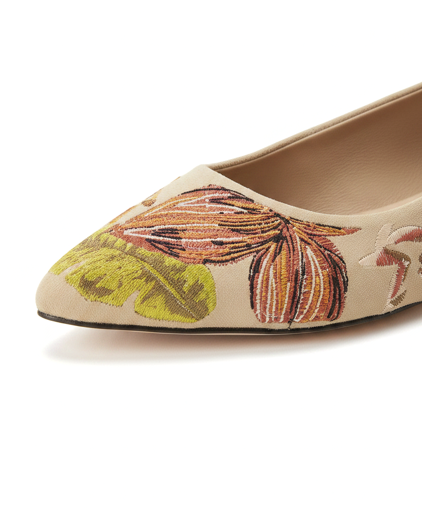 Nahaufnahme der Handstickerei auf Beige-Wildleder-Ballerinas von Mangara Atelier Pindaiva – SKU 222F0628