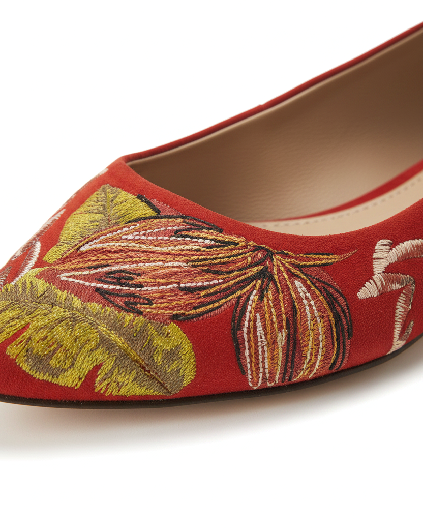 Nahaufnahme der Handstickerei auf Mangara Atelier Pindaiva Ballerinas aus rotem Wildleder – SKU 222F0658