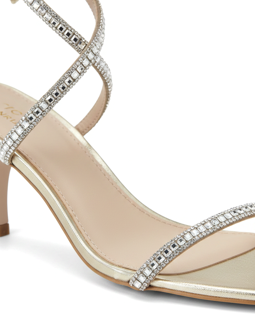 Nahaufnahme der mit Kristallen besetzten Riemen der Mangara Atelier Aroeira Gold-Ledersandalen – SKU 222G01AF