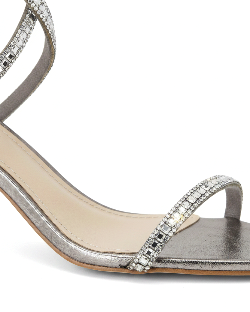 Nahaufnahme der mit Kristallen besetzten Riemen der silbernen Ledersandalen Mangara Atelier Aroeira – SKU 222G01BO