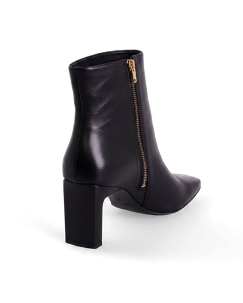 Back detail of Mangará Senna black ankle boot: squared block heel and gold side zip