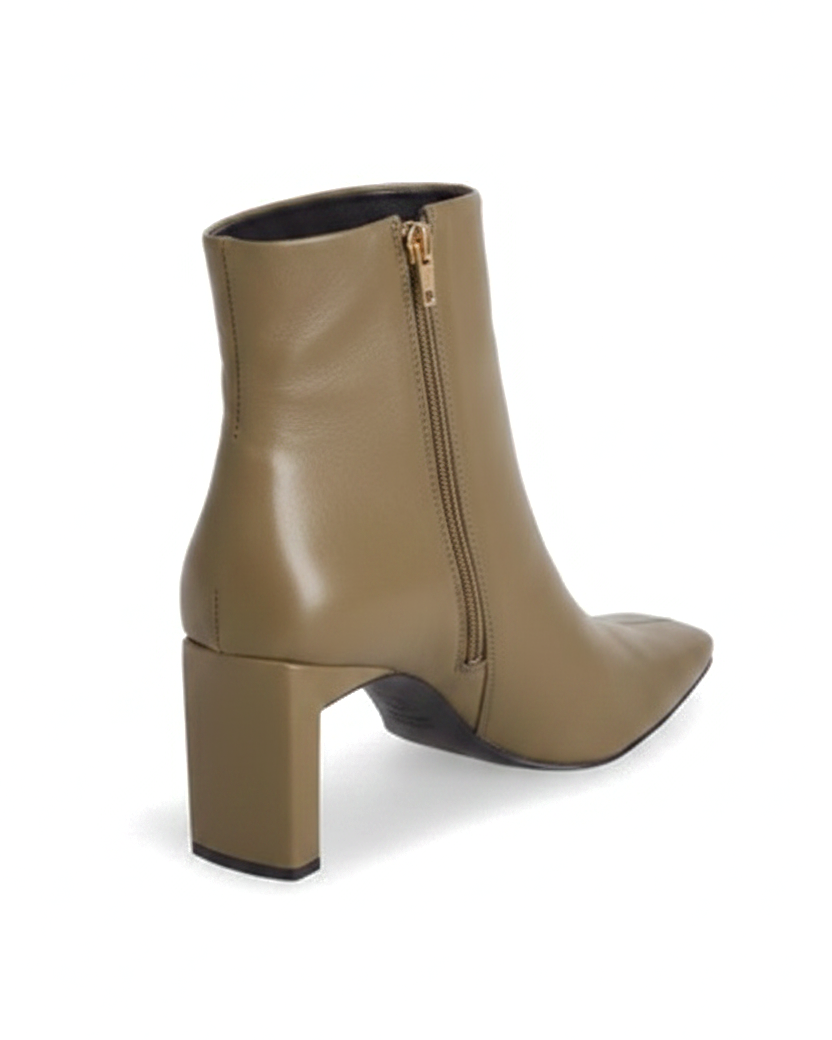Back detail of Mangará Senna olive ankle boot: squared block heel and gold side zip