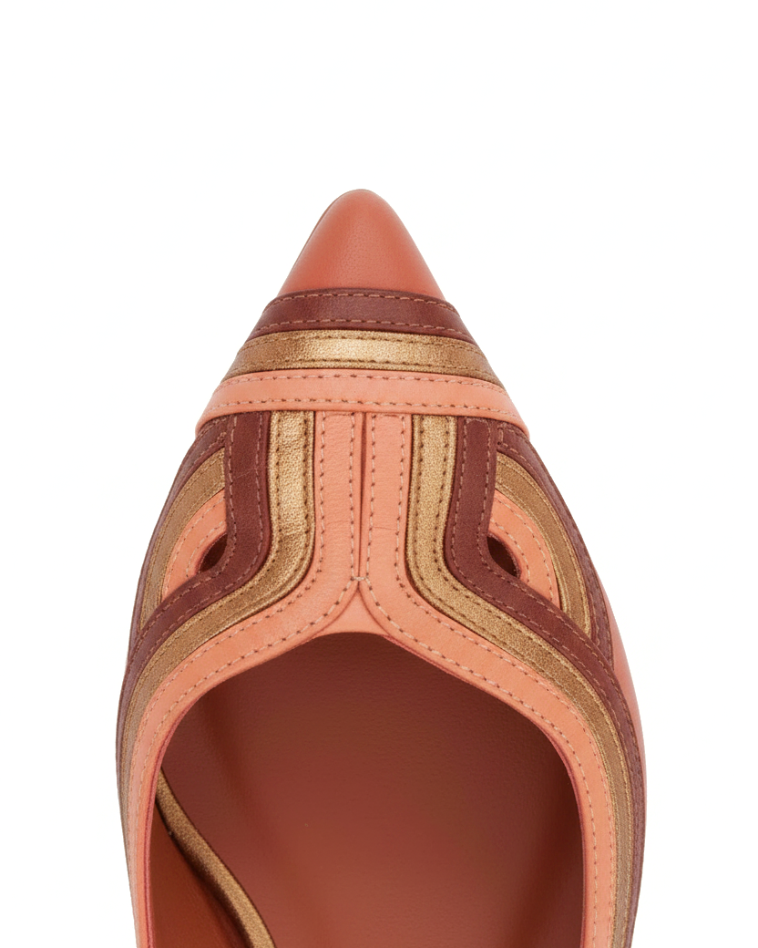 Detailaufnahme der geschichteten Art-Déco-Ledereinlage auf den karamellfarbenen Ballerinas von Begonia