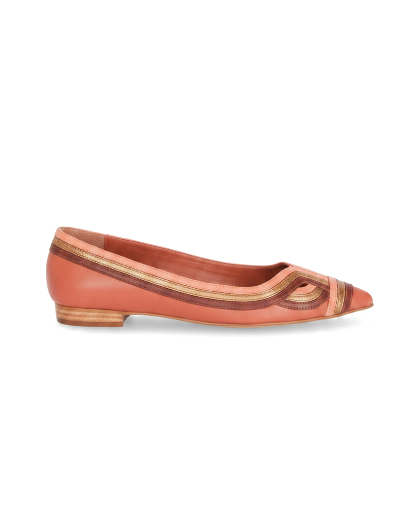 Ballerinas aus karamellfarbenem Begonia-Leder, Seitenansicht, mit spitzer Zehenpartie und geschichtetem Art-Déco-Inlay
