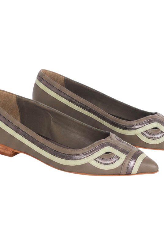 Mangará Begonia olive green leather ballerinas, three-quarter view showing the layered art deco applique