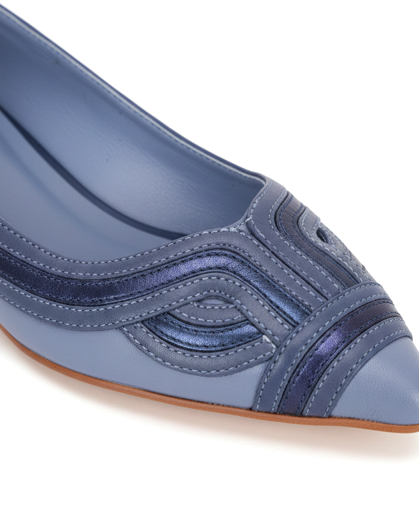 Nahaufnahme der mehrschichtigen Marine- und Indigo-Metallic-Lederapplikation auf dem Mangará Begonia Blue Ballerina
