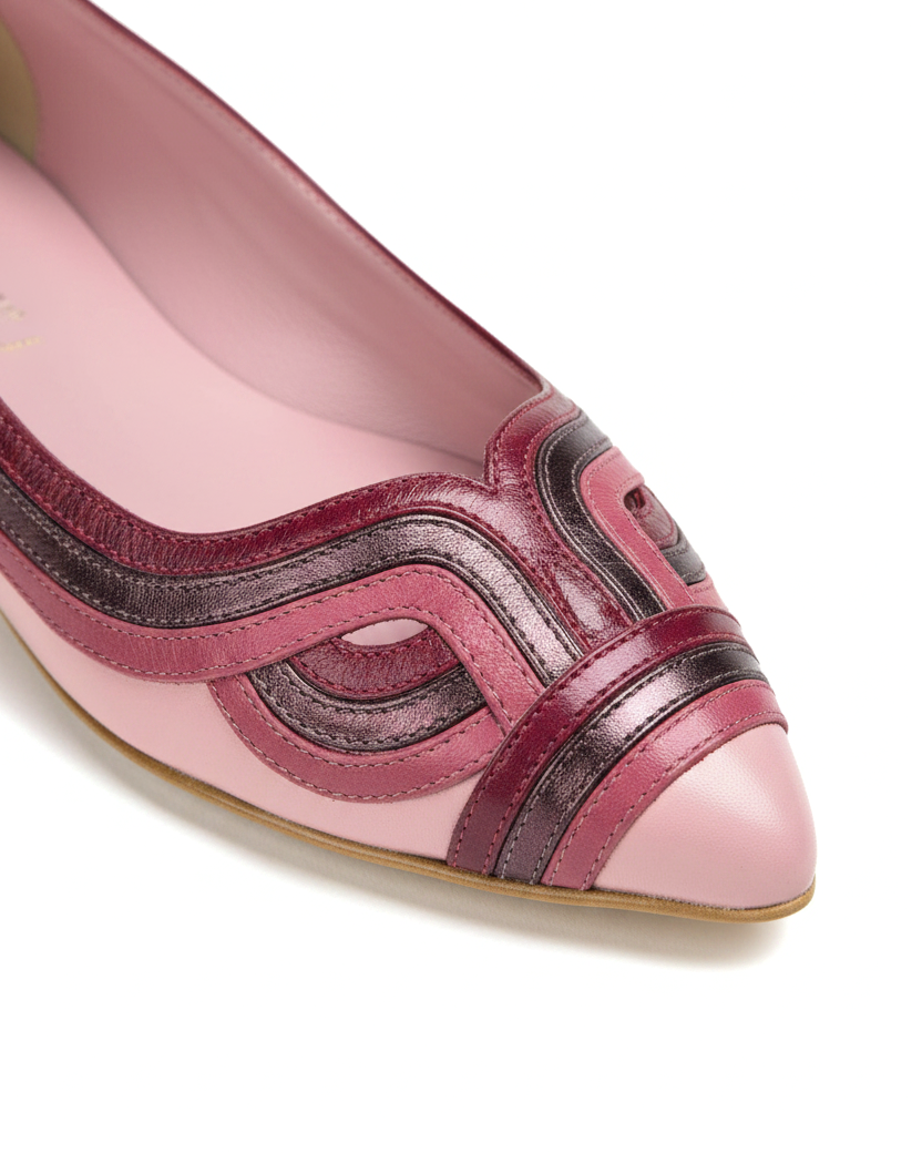 Nahaufnahme der mehrschichtigen Applikation aus himbeer- und burgunderrotem Metallic-Leder auf dem rosa Ballerina „Begonia“ von Mangará