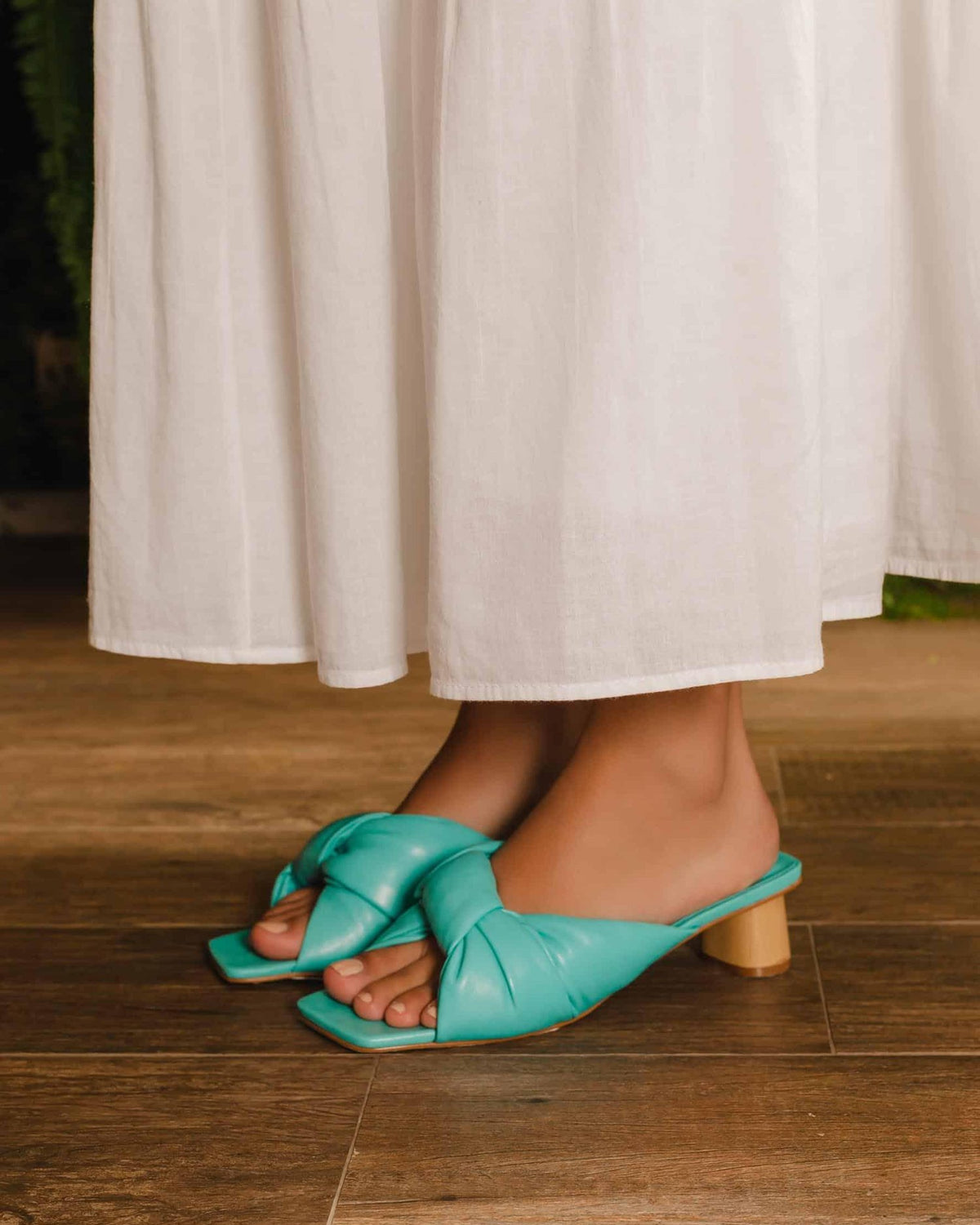 Mangará Atelier Carobá Türkisfarbene Lederpantoletten – Sole View – SKU 222A095137