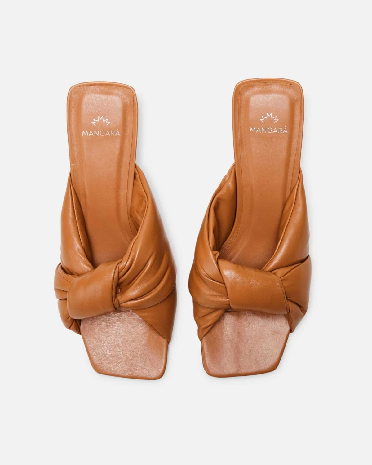 Mangará Atelier Carobá Karamell-Leder-Pantoletten – Fersendetail – SKU 222A094237
