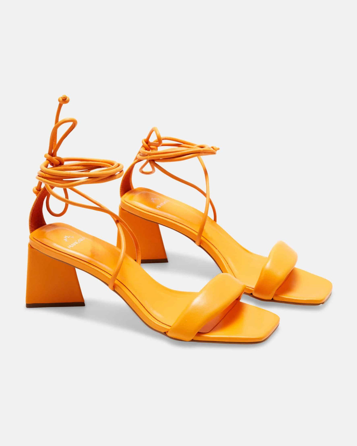 Mangará Atelier Caúna Riemchensandalen mit Blockabsatz aus orangefarbenem Kalbsleder – Seitenansicht – SKU 222A124737