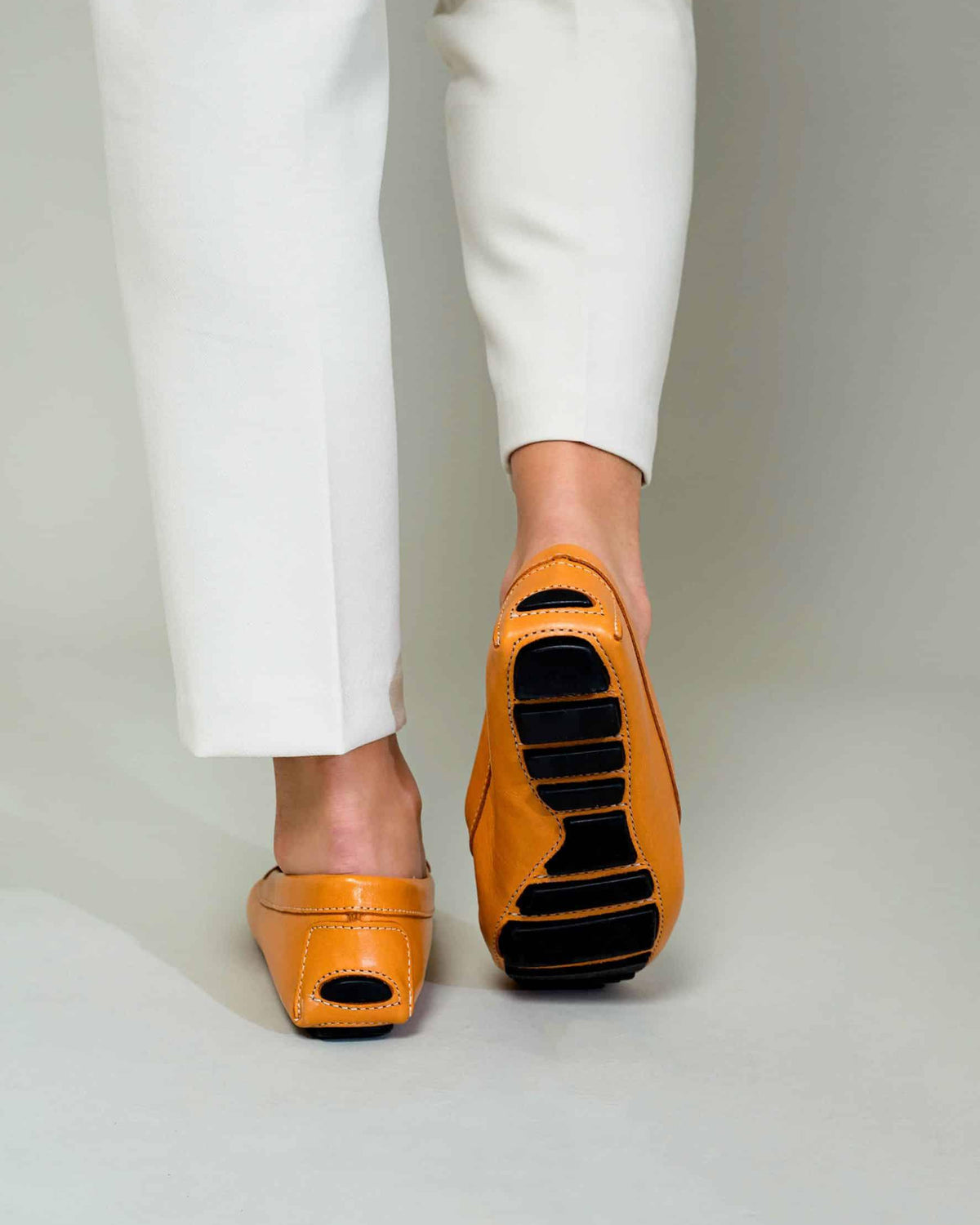Mangará Atelier Caviúna Loafer aus karamellfarbenem Leder mit Quasten – Rückansicht – SKU 222H023138