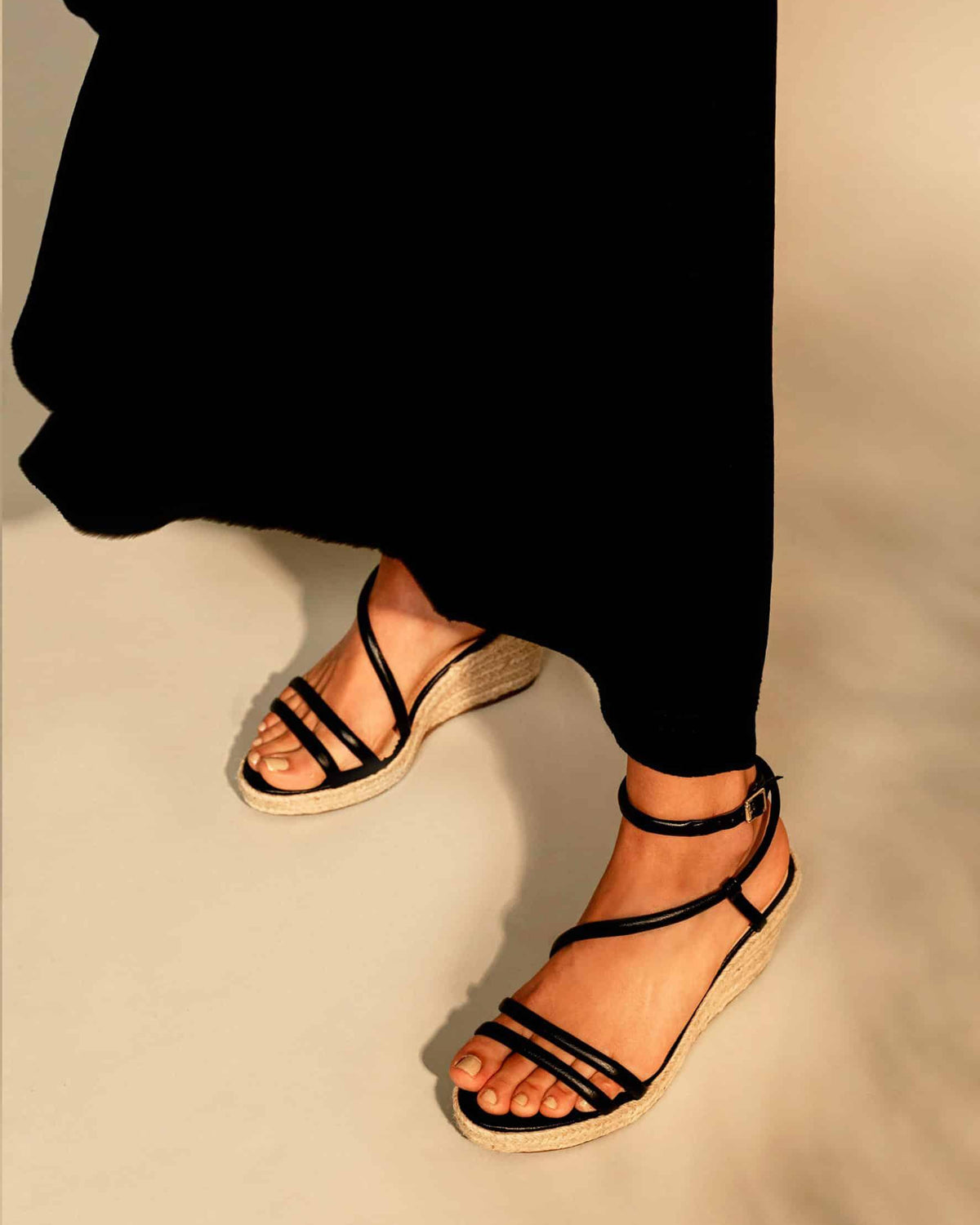 Mangará Atelier Espadrille-Wedges aus schwarzem Leder – Sohlenansicht – SKU 222G15AB37