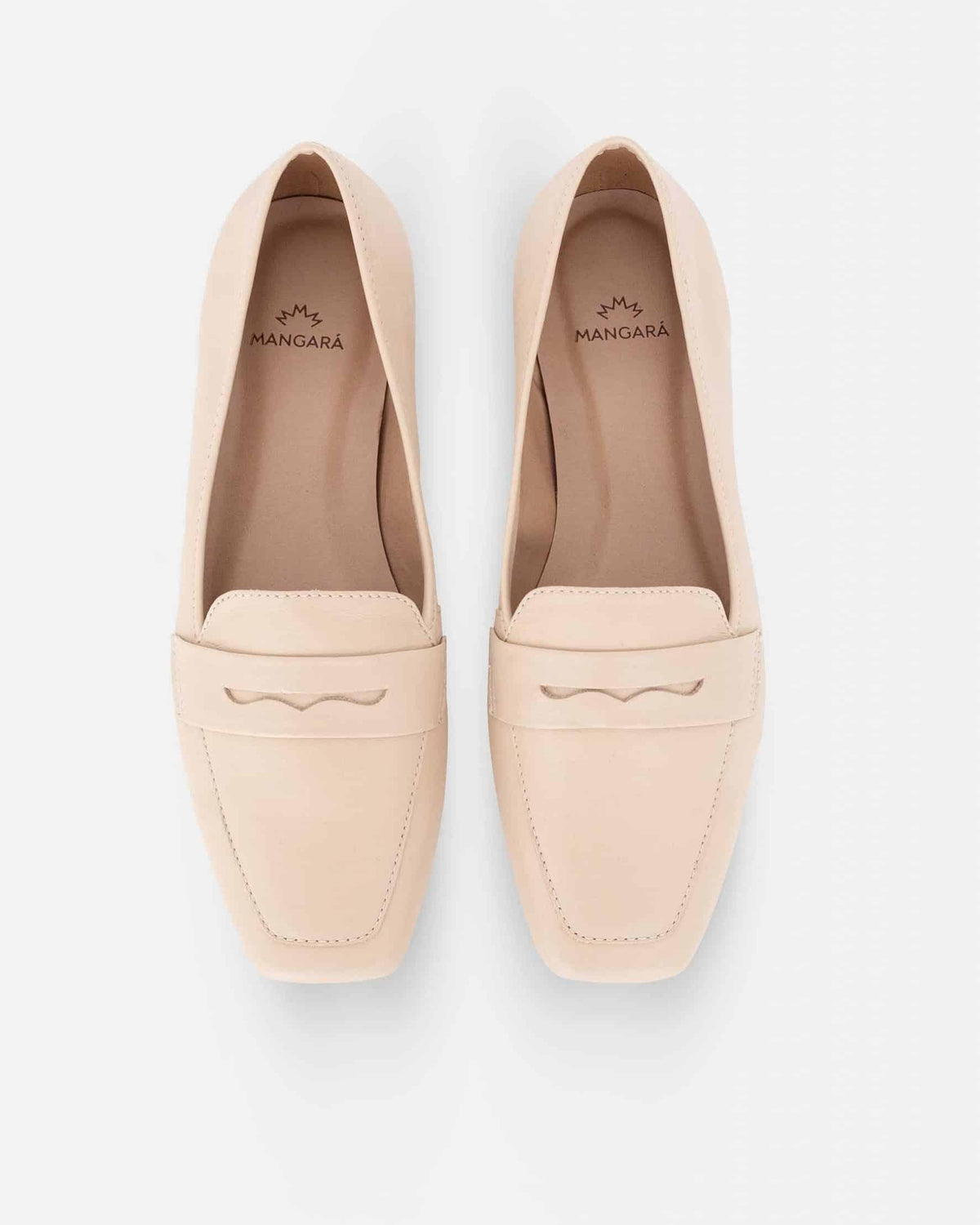 Beigefarbene Leder-Loafer von Mangará Atelier mit eckiger Zehenpartie – Detailansicht – SKU 201NVVA38