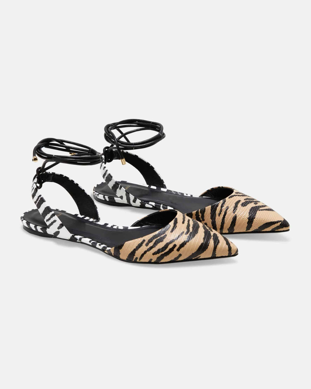 Flache Sandalen aus Kalbsleder mit Animal-Print von Mangará Atelier – Detailansicht – SKU 222A065240