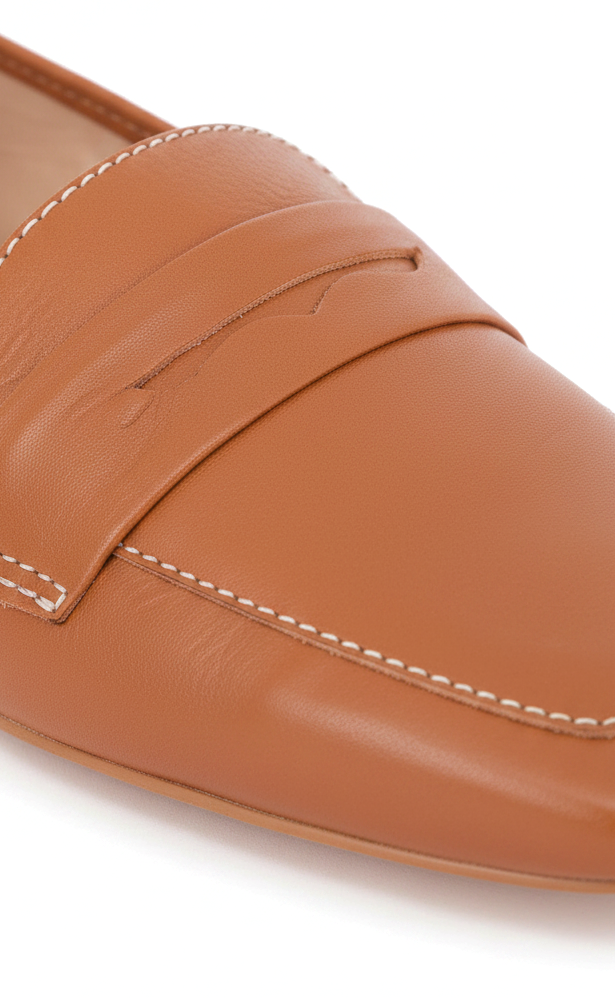 Close-up detail of Mangará Cipó caramel leather loafers: white contrast stitching, wavy penny slot and apron seam – SKU 201NVCA