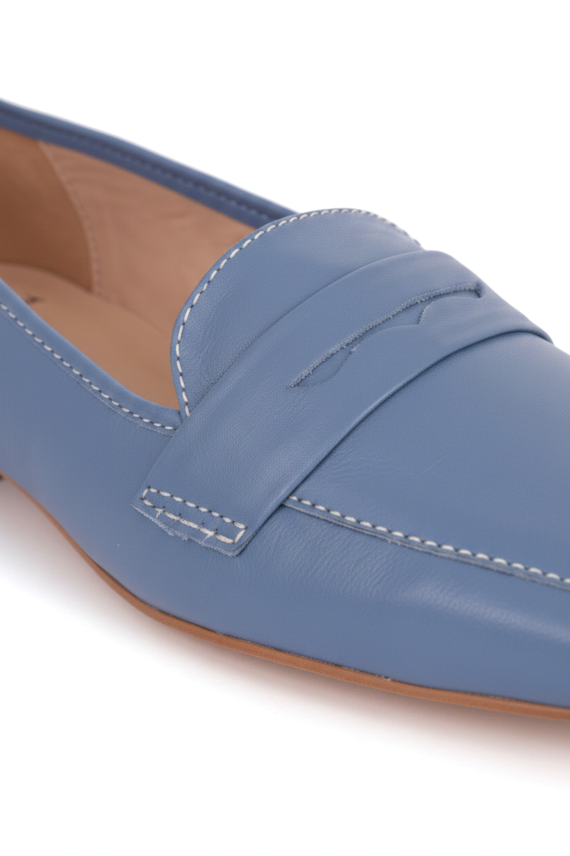 Close-up detail of Mangará Cipó blue leather loafers: white contrast stitching, wavy penny slot and natural sole edge – SKU 201NVMA