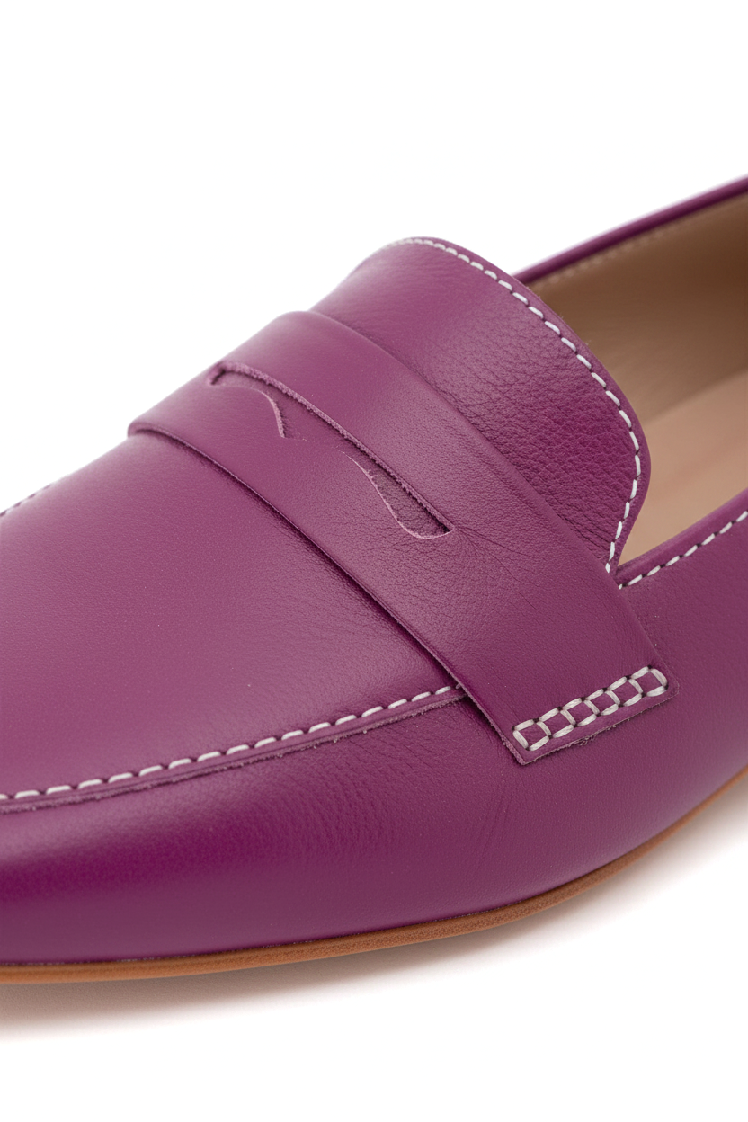 Macro detail of Mangará Cipó magenta leather loafers: penny strap with wavy slot and white contrast topstitching – SKU 201NVME