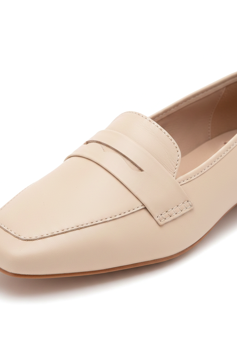 Close-up detail of Mangará Cipó beige leather loafers: penny strap with wavy cut-out and tonal stitching – SKU 201NVVA