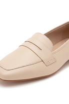 Close-up detail of Mangará Cipó beige leather loafers: penny strap with wavy cut-out and tonal stitching – SKU 201NVVA