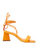 Mangará Atelier Caúna Riemchensandalen mit Blockabsatz aus orangefarbenem Kalbsleder – Vorderansicht – SKU 222A124737
