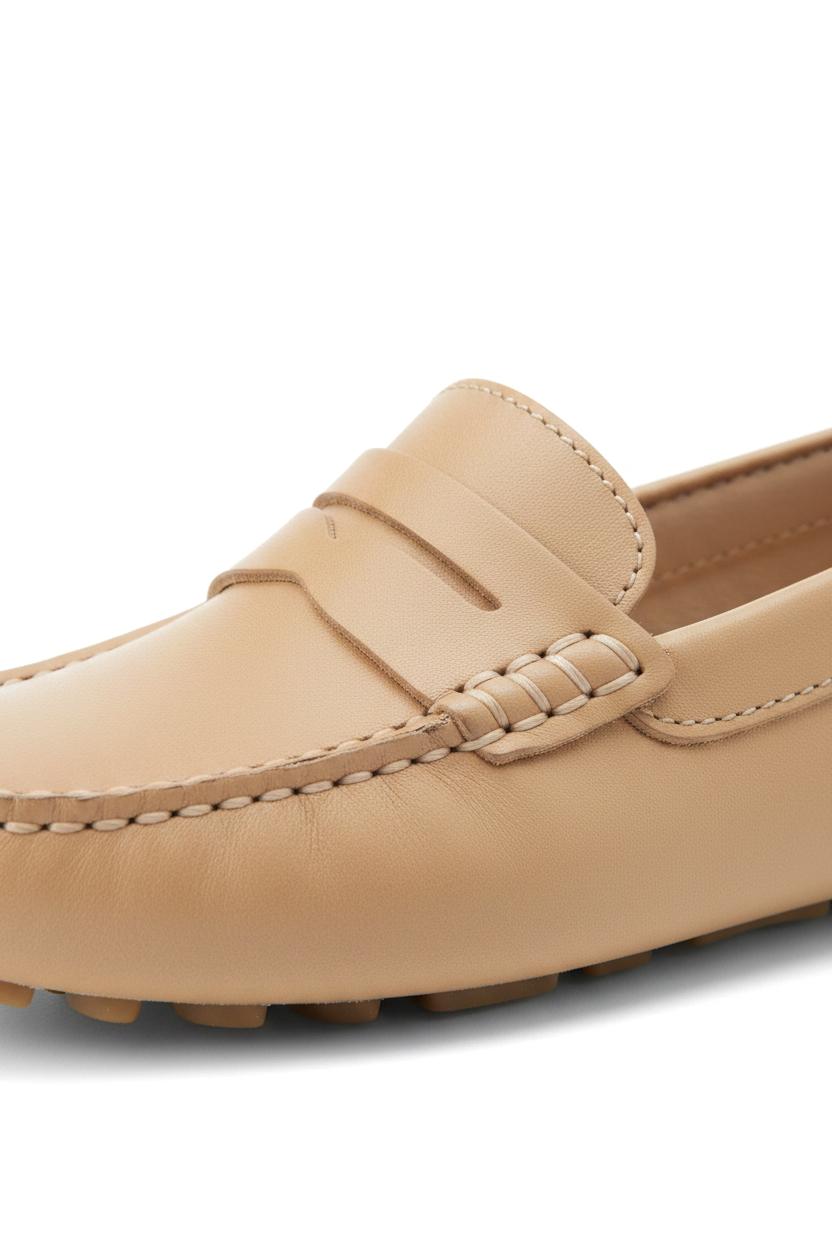 Close-up of the penny strap and hand moccasin stitching on the Mangará Angico beige driving loafer