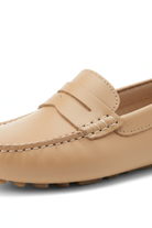 Close-up of the penny strap and hand moccasin stitching on the Mangará Angico beige driving loafer