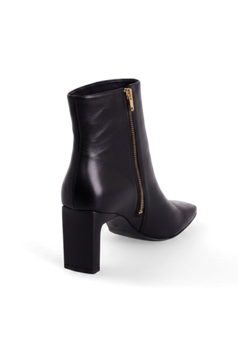 Back detail of Mangará Senna black ankle boot: squared block heel and gold side zip