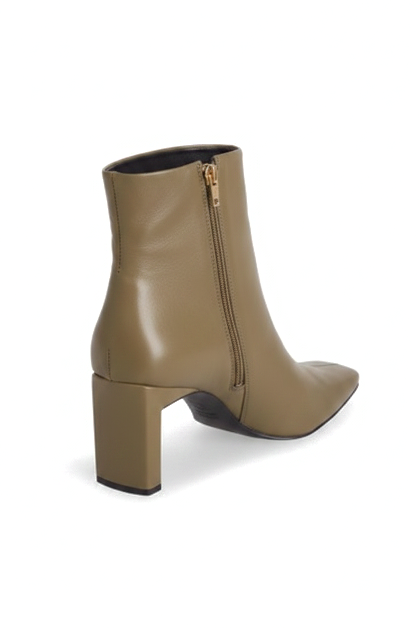 Back detail of Mangará Senna olive ankle boot: squared block heel and gold side zip