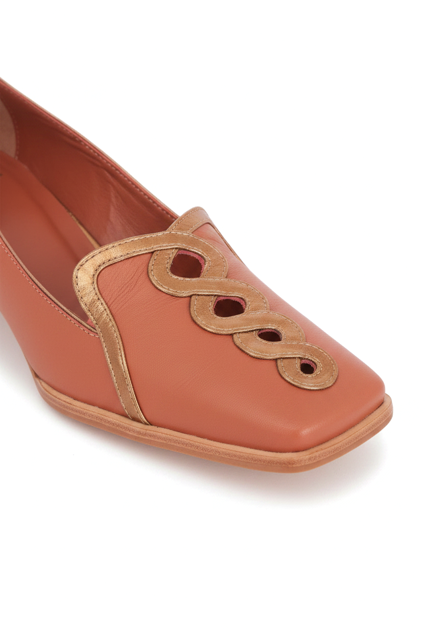 Close-up of the interlaced gold leather chain and piping on Mangara Cordia caramel leather loafers